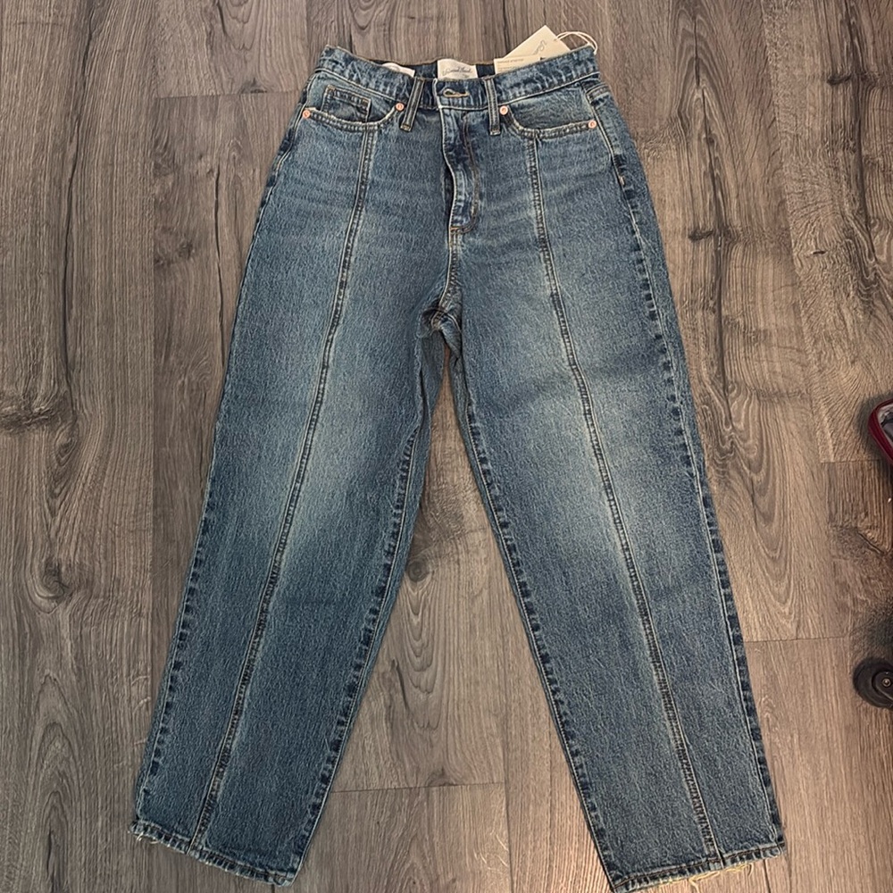 Universal Thread Vintage Straight Jeans
Size: 6/28R
Color: Blue